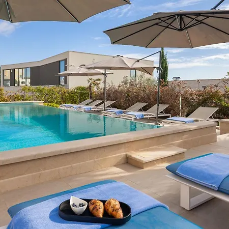 Seaside Luxury Castello Heated Pool, Sauna, Gym & Jacuzzi *