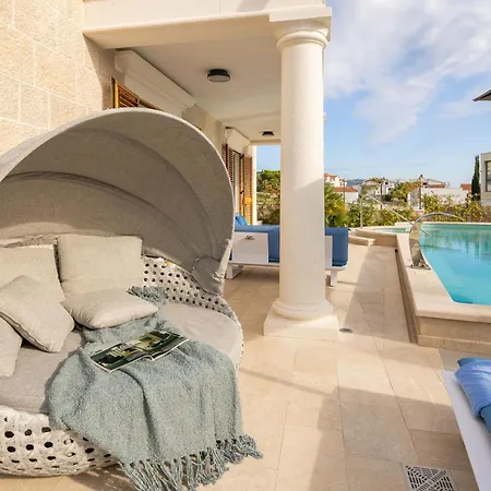 וילה Luxury Seafront Castello With Heated Pool & רוגוזניצה