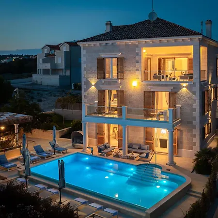 Seaside Luxury Villa Castello Rogoznica Heated Pool, Sauna, Gym & Jacuzzi Villa *