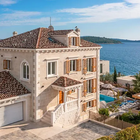 וילה Luxury Seafront Castello With Heated Pool &