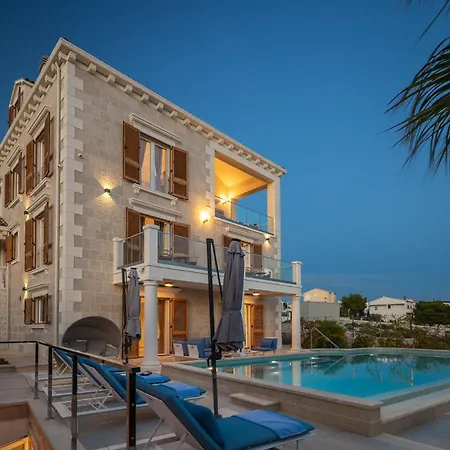 Seaside Luxury Villa Castello Rogoznica Heated Pool, Sauna, Gym & Jacuzzi Villa *