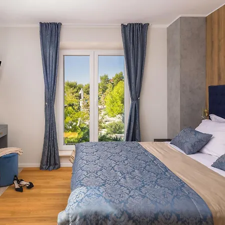 Luxury Seafront Castello With Heated Pool & וילה רוגוזניצה