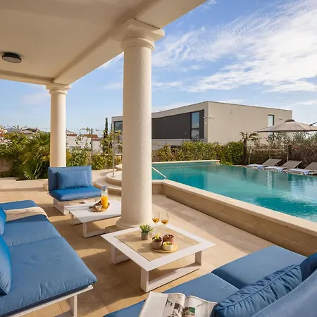 וילה Luxury Seafront Castello With Heated Pool & רוגוזניצה