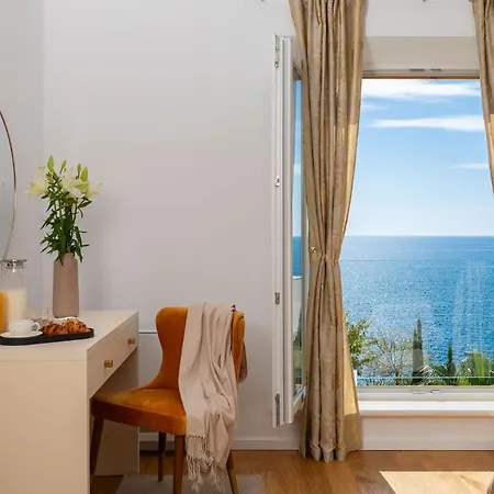 Seaside Luxury Castello Heated Pool, Sauna, Gym & Jacuzzi Villa *