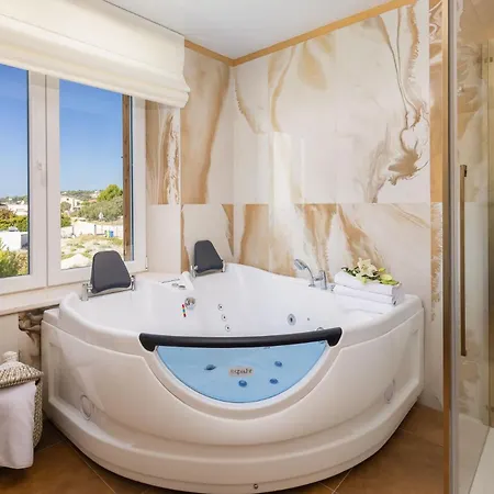 Luxury Seafront Castello With Heated Pool & וילה רוגוזניצה