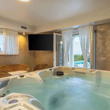 וילה Luxury Seafront Castello With Heated Pool & *