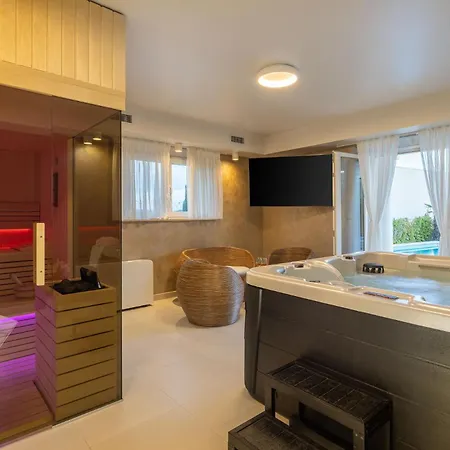 Seaside Luxury Villa Castello Rogoznica Heated Pool, Sauna, Gym & Jacuzzi Villa *
