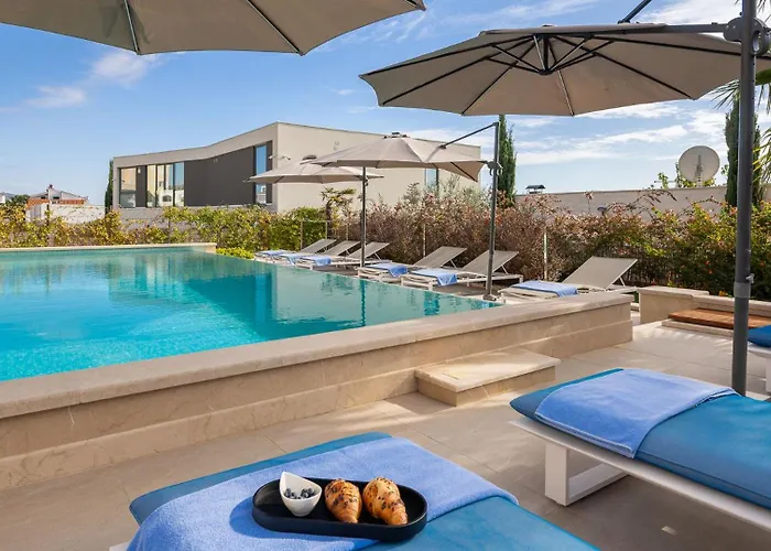 Seaside Luxury Castello Heated Pool, Sauna, Gym & Jacuzzi *