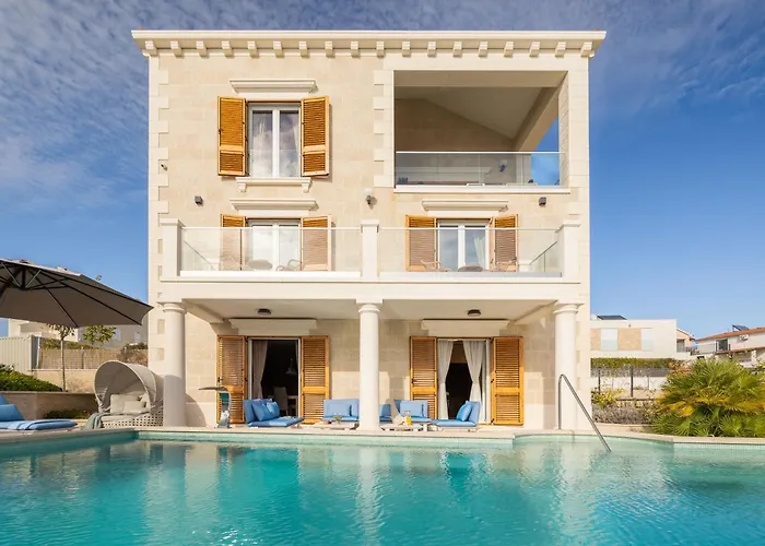 Seaside Luxury Castello Heated Pool, Sauna, Gym & Jacuzzi *