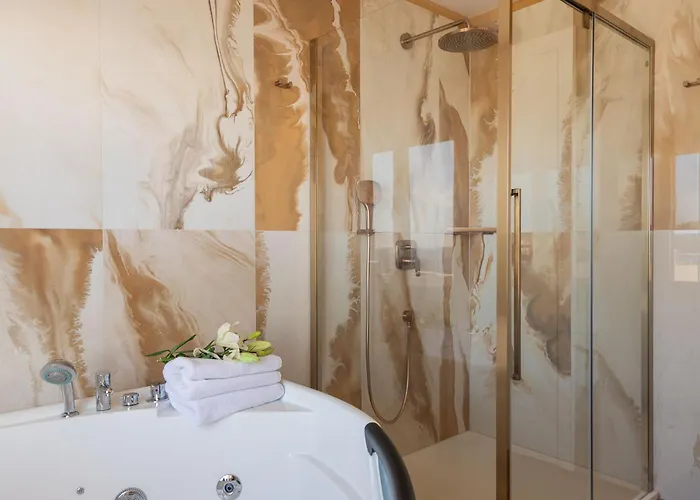 Seaside Luxury Castello Heated Pool, Sauna, Gym & Jacuzzi *