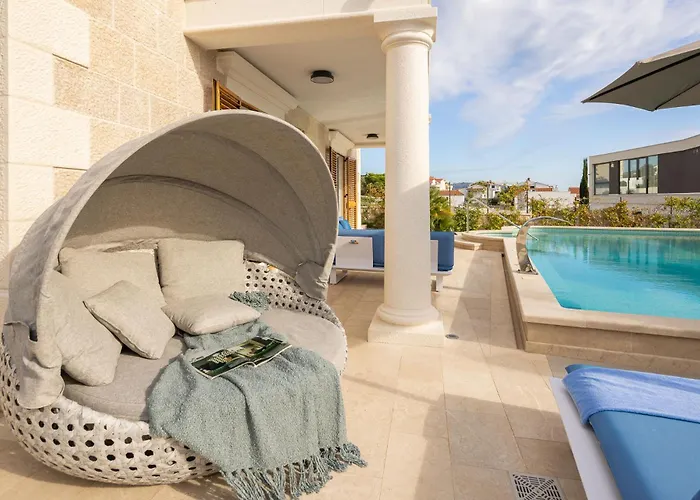 빌라 Seaside Luxury Castello Heated Pool, Sauna, Gym & Jacuzzi 로고즈니차