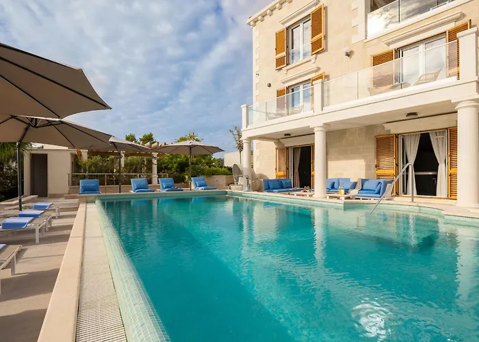 Seaside Luxury Castello Heated Pool, Sauna, Gym & Jacuzzi 로고즈니차