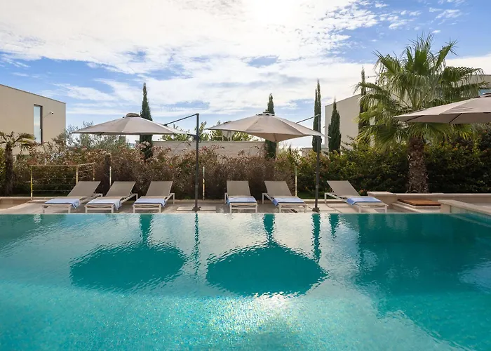 Seaside Luxury Castello Heated Pool, Sauna, Gym & Jacuzzi Vila