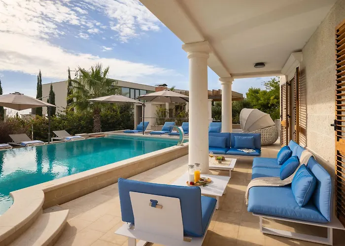 빌라 Seaside Luxury Castello Heated Pool, Sauna, Gym & Jacuzzi 로고즈니차