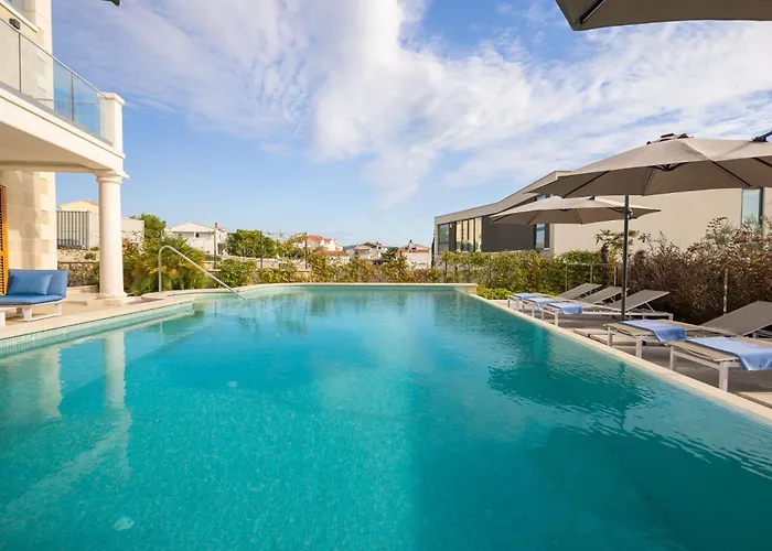 Seaside Luxury Castello Heated Pool, Sauna, Gym & Jacuzzi 로고즈니차