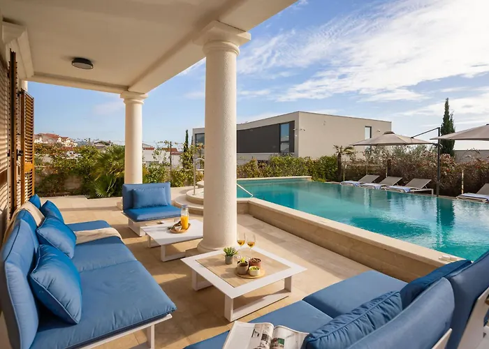 빌라 Seaside Luxury Castello Heated Pool, Sauna, Gym & Jacuzzi 로고즈니차