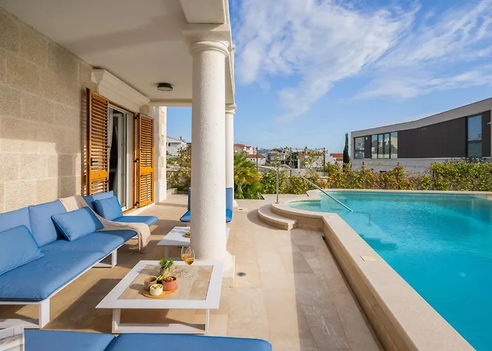 Seaside Luxury Castello Heated Pool, Sauna, Gym & Jacuzzi *