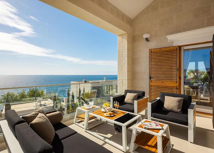 Seaside Luxury Castello Heated Pool, Sauna, Gym & Jacuzzi 로고즈니차