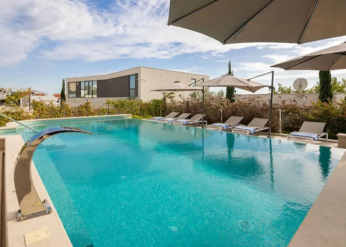 Seaside Luxury Castello Heated Pool, Sauna, Gym & Jacuzzi * 로고즈니차