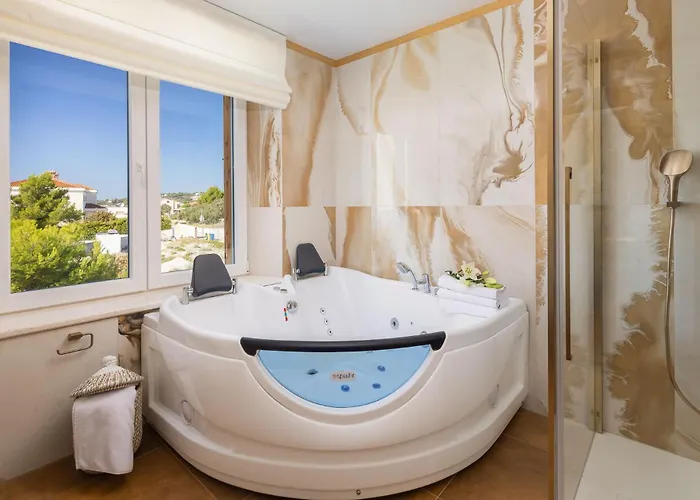 Seaside Luxury Castello Heated Pool, Sauna, Gym & Jacuzzi 빌라 로고즈니차