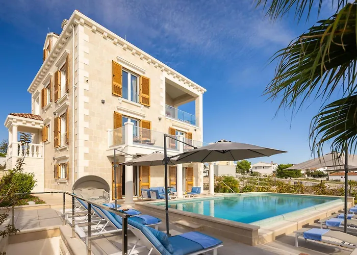 Seaside Luxury Castello Heated Pool, Sauna, Gym & Jacuzzi Vila