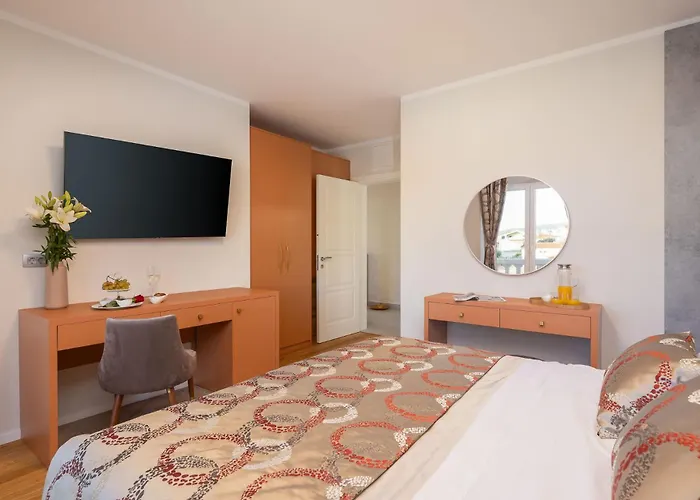 Seaside Luxury Castello Heated Pool, Sauna, Gym & Jacuzzi *